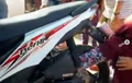 Ngilu! Video Tangan Nenek Nyangkut di Roda Belakang Honda BeAT, Cucu Jadi Penyebabnya