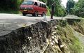 Jalan Nasional Bireun-Takengon Longsor, Setengah Ruas Jalan Ambruk, Pelintas Bisa Terjun ke Sungai Deras