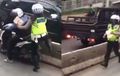 Honda BeAT 'Dihinggapi' Polisi, Dikejar Dari Jauh, Sekali Tepuk Pelanggar Nurut
