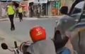 Video Pemotor Kabur Razia, OTW Nabrak Mobil dan Ditampol Pak Polisi