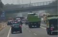 Video Detik-detik Dump Truk Menerjang Deretan Mobil di Tol Cipularang, Perekam Jadi Korban!