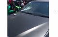 Toyota Fortuner Digempur Batu, Kaca Bolong-bolong, Dicegat Ojek Online Dan Warga Yang Marah