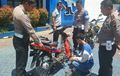 Pakai Knalpot Brong, Remaja Asal Karanganyar Dihukum Suruh Pasang Knalpot Sendiri