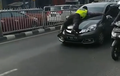 Terulang Lagi, Polisi ‘Nemplok’ di Kap Mesin Mobil, Komen Netizen Sinis 