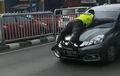 Honda Mobilio Pantang Berhenti, Polisi 'Hinggap' di Kap Mesin, Jadi Sasaran Lempar Warga