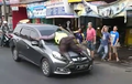 Aksi Polisi Nemplok ke Kap Mesin Mobil Viral di Indonesia, Eh Ditiru di Negara Ini, Intip Videonya