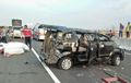 Suzuki APV Pecah Ban, Bodi Porak Poranda Bergelimpangan, Isi Kabin Tercecer di Tol Pejagan-Pemalang
