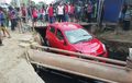 Daihatsu Ayla Nyungsep ke Parit, Sopirnya Tewas Dengan Luka Tembak di Kepala!