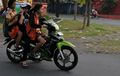 Street Manners: Fenomena Bonceng Tiga Masih Marak, Menurut Undang-Undang Begini Sanksinya