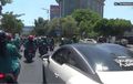 Yang Lain Naik Motor atau Truk, Mahasiswi Ini Demo Naik Mobil Mewah Peugeot