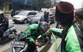 Pemotor Lewat Pejompongan Tiba-tiba Merasa Perih, Warga Sediakan Air Bersih