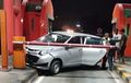 Daihatsu Sigra Panik Dikejar Truk, Ringsek Ditabrak di Gerbang Tol, Penumpang Kabur