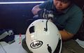 Detailing Helm di RPG Motocare, Modal Rp 40 Ribuan Helm Jadi Kinclong!