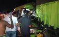 Isuzu Elf Menancap di Bak Truk, Wajah Ambles ke Belakang, 2 Tewas 17 Luka-luka