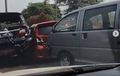 Kijang Innova, Fortuner Sampai Ford Fiesta Saling 'Jepit', Bonyok Depan Belakang, Ulah Bus Damri Nyelonong