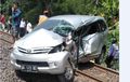 Toyota Avanza Terseret Kereta Api 100 Meter, Ringsek Hingga Atap Putus, Tiga Orang Cuma Luka Ringan!