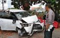 Toyota Sienta Porak-poranda, Wajah Hajar Tiang Listrik, Karma Spontan Usai Tabrak Lari
