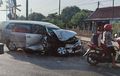 Kijang Innova Teriris dan Patah 'Kaki', Diterjang Truk di Perlintasan Kereta Api di Pagi Hari