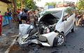 Toyota Avanza Bodi Depan Rontok, Mesin 'Telanjang' Hantam Truk, Dihempas di Tikungan