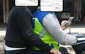Tercyduk! Video Oknum Polisi Bawa Pembonceng yang Tak Pakai Helm Sambil Main Ponsel di Jalan