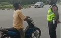 Tega Bener! Demi Hindari Tilang, Pemotor Supra X Tega Tinggalkan Istrinya di Jalan Saat Operasi Zebra