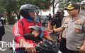 Anak Tidak Pakai Helm, Polisi Malang Bagi Helm Gratis dan Bunga Buat Pengendara Motor