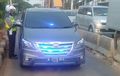 Bukan Dewa Gak Usah Arogan, Mobil Dinas Pelat Hitam Pantang Pakai Strobo dan Sirine