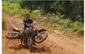 Harga Diri Melayang, Trail Sejati Minta Gendong Motor Lawas yang Cuma Modal Ban Kasar
