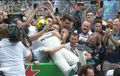 Video Kocak Lewis Hamilton Stage Diving di F1 Brasil 2018, Pembatas Parc Ferme Sampai Roboh