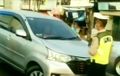 Menolak Ditilang, Pengemudi Dorong Polisi Dengan Mobilnya, Kaca  Sempat Digedor-gedor Bikers