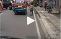 Melebihi Orang Normal, Pria Diduga Gangguan Jiwa Buka Jalan Untuk Ambulans, Tonton Videonya!
