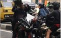 Pemotor Arogan! Sudah Salah Lawan Arah, Malah Ngegas Ngajak Gelut Dihalangi Motor Lain, Lihat Nih Aksinya