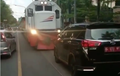 Nyaris Adu Moncong! Video Kijang Innova Berpelat Merah Vs Kereta Api, Untung Masinis Baik Hati