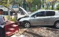 Peugeot 206 Hancur Akibat Pecah Ban, Terjang Halte Bus, Penumpang Ojek Online Tersungkur