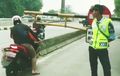 Kebangetan! Video Petugas Portal Busway Cuma Bisa Pasrah 'Dikacangi' Pemotor, Padahal Denda Setengah Juta Menanti