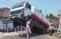 Waduh Kenapa Ini, Truk Tangki Pengangkut Tetes Tebu Kok Bisa Standing Begini?