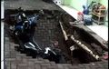 Pemilik Kaget, Motornya Ditelan Bumi di Depan Kontrakan Sendiri