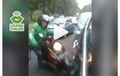 Apes, Enak-enak Merekam, Mobil Sendiri Malah Jadi Korban Diseruduk Motor Ojol