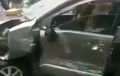 Toyota Avanza Babak Belur, Kaca Dilubangi, Ulah Pengemudi Panik Diduga Bawa Istri Orang