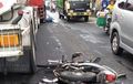 Pemotor BeAT Ngerem, Pengendara di Belakang Menghindar, Disambut Truk Terseret Jauh