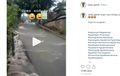 Seru Banget, Jalanan Banjir Bikin Bahagia Bocah, Seperti Wahana di Waterboom 
