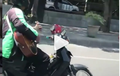 Video : Begini Jadinya Driver Ojek Online Salurkan Hobi Musiknya Ketika Bekerja, Jangan Dicontoh Yak!
