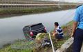 Kijang Innova 'Berendam' di Kali, Pagar Diterjang, Ulah Emak-emak Kurang Konsentrasi