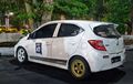 Bukan Buat Gaya, Ini Alasan Mobil-mobil Slalom Ini Peleknya Belang Depan Belakang
