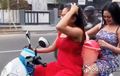 Video Biduan Mandi Sambil Naik Honda Scoopy di Jalan, Warganet : Jadi Pengen Mandiin