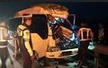 Isuzu Elf Melaju 120 Km/jam, Wajah Berlubang Menancap Bak Truk