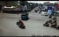 Video Detik-detik Truk Ngeblong Lampu Merah Gilas Pemotor, Korban Tak Berkutik di Kolong Truk