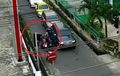 Koplak! Video Pemotor Lawan Arah Senggol Emak-emak Hingga Nyemplung Selokan, Netizen Ngamuk