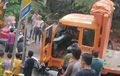 Pemotor Tertib Menunggu Kereta Lewat, Truk Nyelonong Jadi Pencabut Nyawa