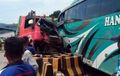 Rem Truk Trailer Diduga Blong Tabrak Barrier Beton, Bodi Bus Parkir Ikut Somplak Kena Imbas